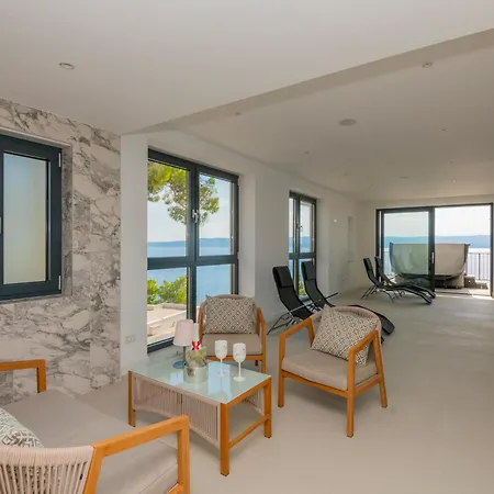 Bellamar Vista Retreat: Seafront With Infinity Pool Villa