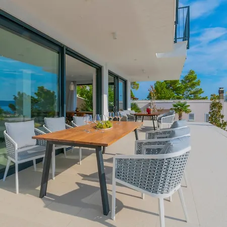 Bellamar Vista Retreat: Seafront With Infinity Pool * Makarska