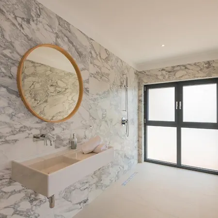 Beautiful Seafront Split 9 Bedrooms Bellamar Vista Retreat