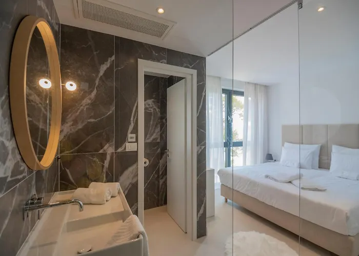 Bellamar Vista Retreat: Seafront With Infinity Pool Villa *