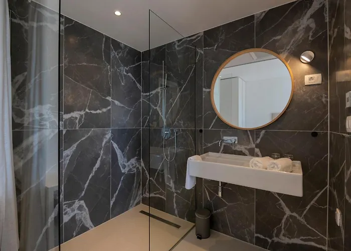 Bellamar Vista Retreat: Seafront With Infinity Pool Villa *