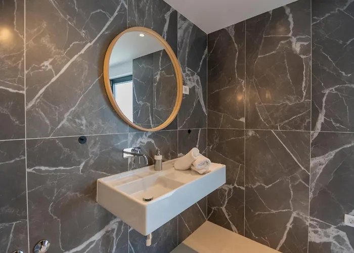 Bellamar Vista Retreat: Seafront With Infinity Pool