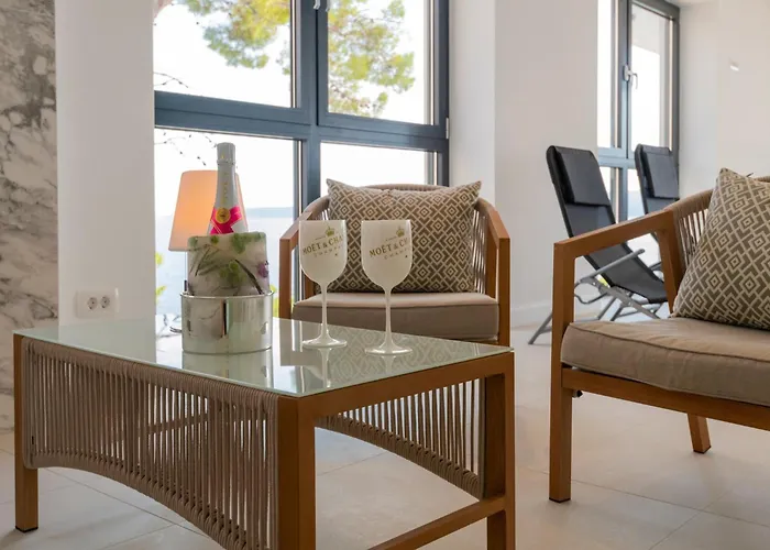 Bellamar Vista Retreat: Seafront With Infinity Pool * Makarska