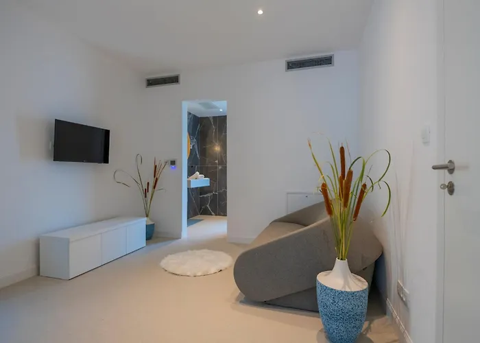 Bellamar Vista Retreat: Seafront With Infinity Pool *