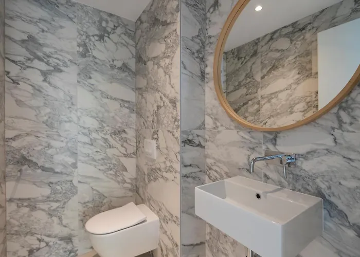 Bellamar Vista Retreat: Seafront With Infinity Pool Makarska