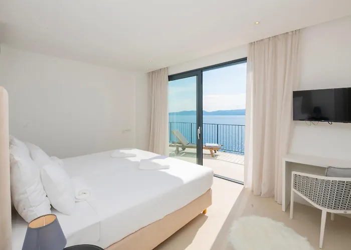 Bellamar Vista Retreat: Seafront With Infinity Pool Villa *