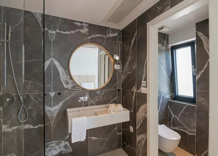 Bellamar Vista Retreat: Seafront With Infinity Pool Makarska