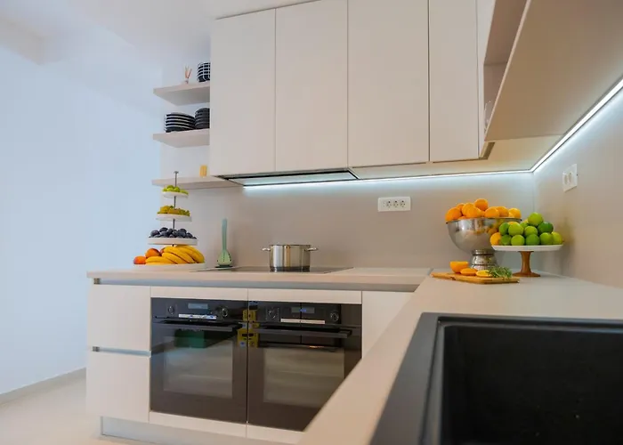 Bellamar Vista Retreat: Seafront With Infinity Pool Villa