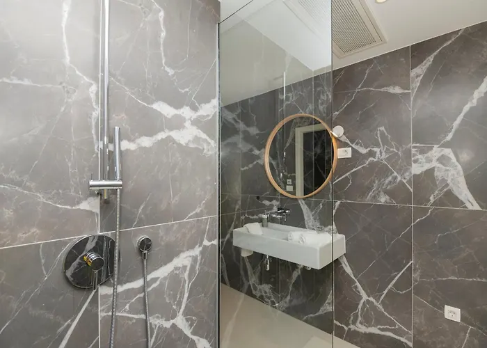 Bellamar Vista Retreat: Seafront With Infinity Pool Villa *