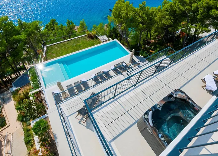 Bellamar Vista Retreat: Seafront With Infinity Pool Makarska