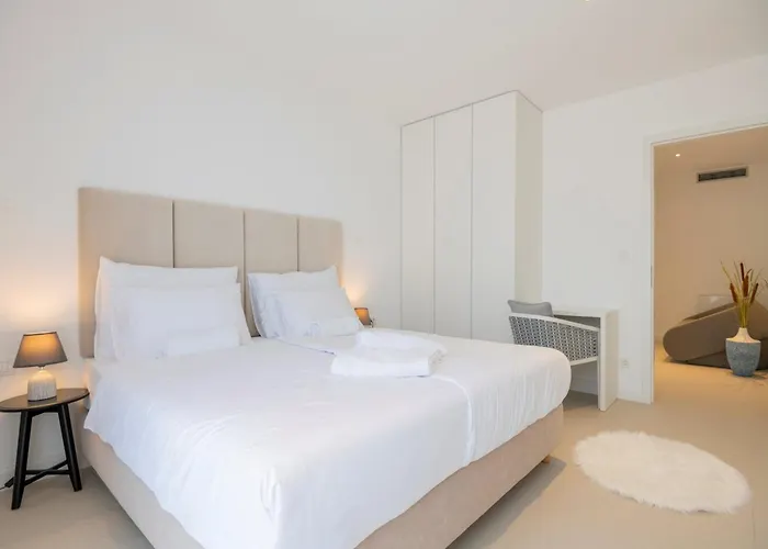 Beautiful Seafront Split 9 Bedrooms Bellamar Vista Retreat *