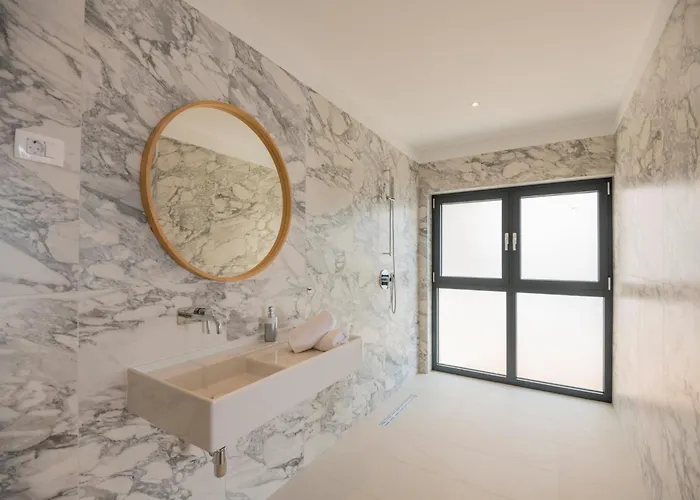 Beautiful Seafront Split 9 Bedrooms Bellamar Vista Retreat