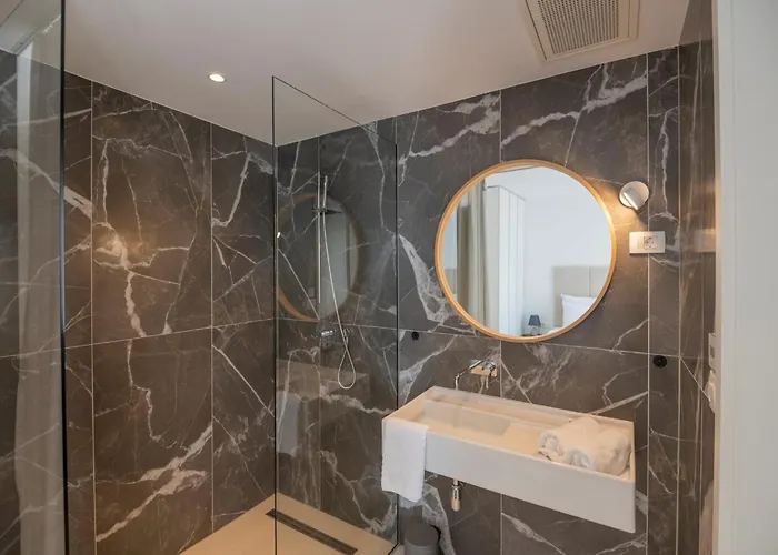 Villa Beautiful Seafront Split 9 Bedrooms Bellamar Vista Retreat Makarska